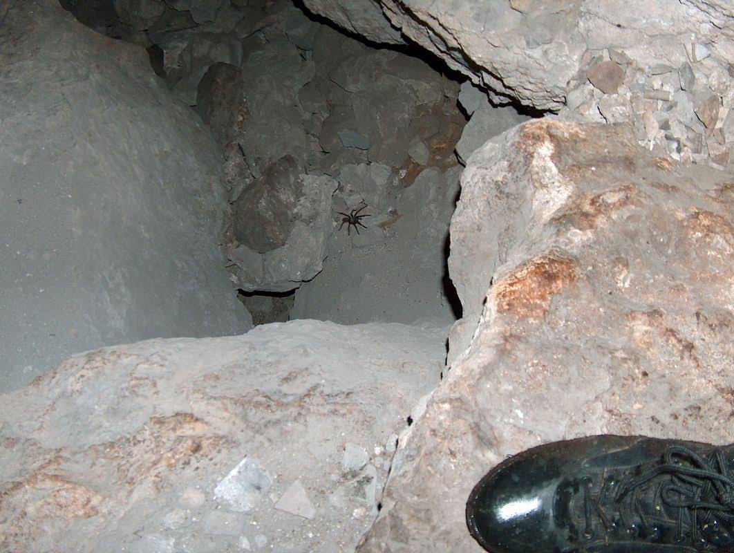 Hul i grotte 1.jpg